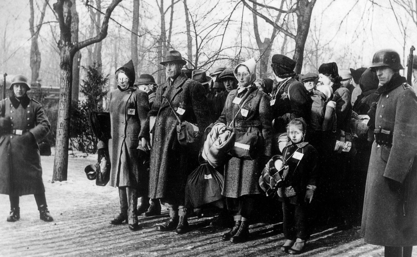 Čekání na transport v Plzni v lednu 1942. Zdroj: Moderní dějiny