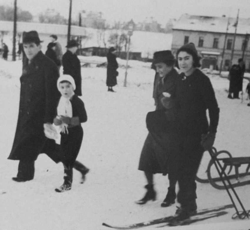 Hana Trávová, rozená Zentnerová, s rodiči a mladším bratrem v roce 1941 na Bílé Hoře v Praze. Konce války se dožila jen ona. Foto: Paměť národa
