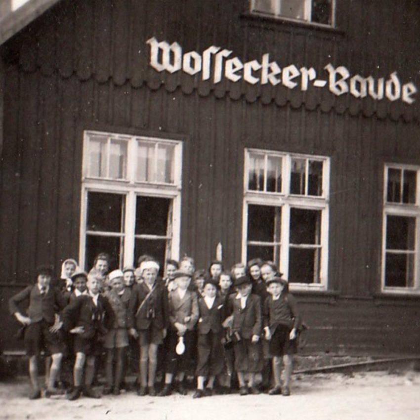 Na školním výletě na Voseckou boudu (Wossecker Baude) v Krkonoších v roce 1943. Foto: Paměť národa