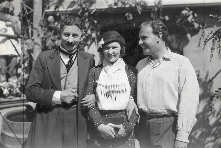 V ateliéru s manželkou Ninou a režisérem Karlem Lamačem, 30. léta. Zdroj: archiv Vladimíra Justa