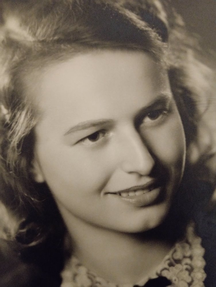 Věra Kristová na fotografii z maturitního tabla z roku 1947. Foto: archív Stanislavy Kubisové