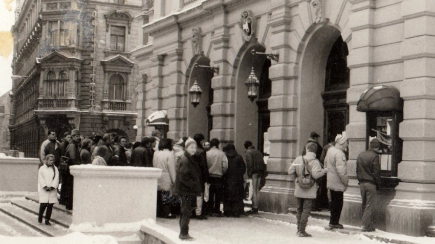 VB kontroluje diváky před vstupem do divadla v listopadu 1989. Foto: Paměť národa