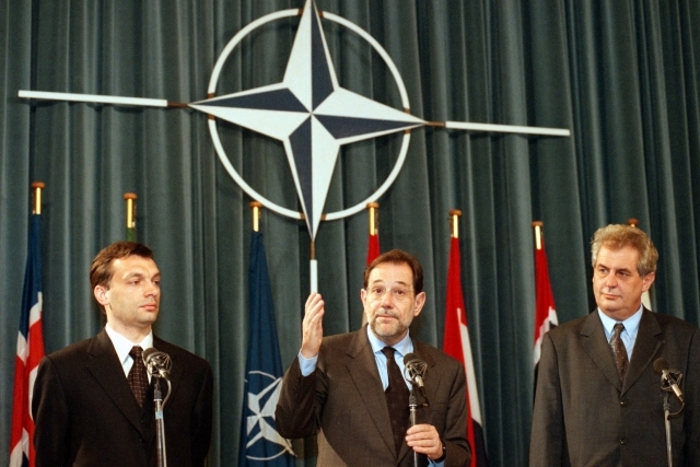 První vlna rozšiřování NATO v březnu 1999 – generální tajemník NATO Javier Solana spolu s premiéry Maďarska a Česka Viktorem Orbánem a Milošem Zemanem. Zdroj: ČTK