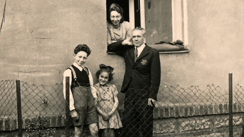 Wernerovi v domě v Pražské ulici v Prdubicích (1942), zdroj: archiv pamětníka