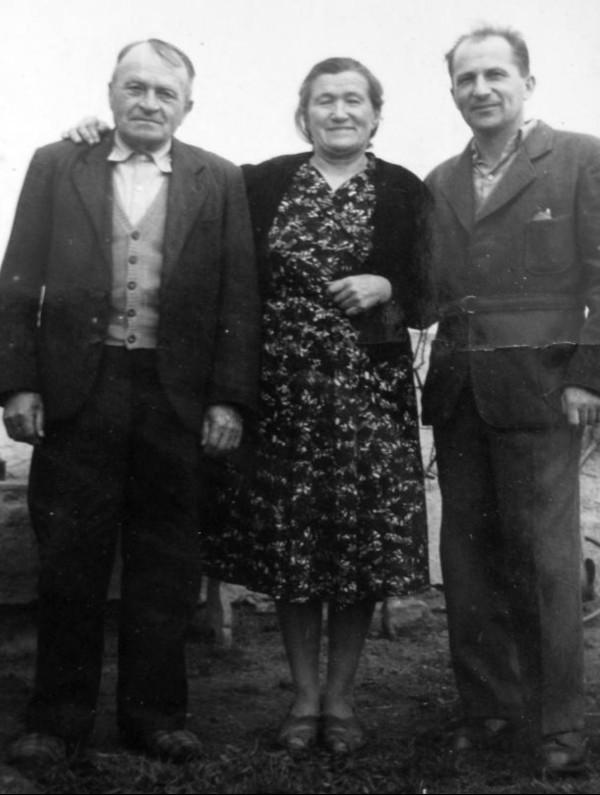 František Wiendl s rodiči po propuštění v roce 1960.