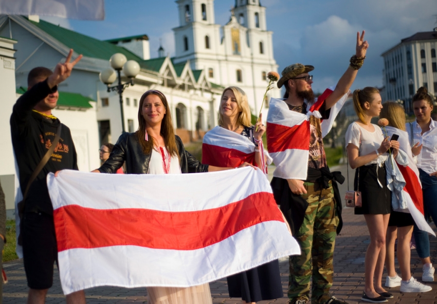 Demonstrující s běloruskou vlajkou. Zdroj: Paměť národa