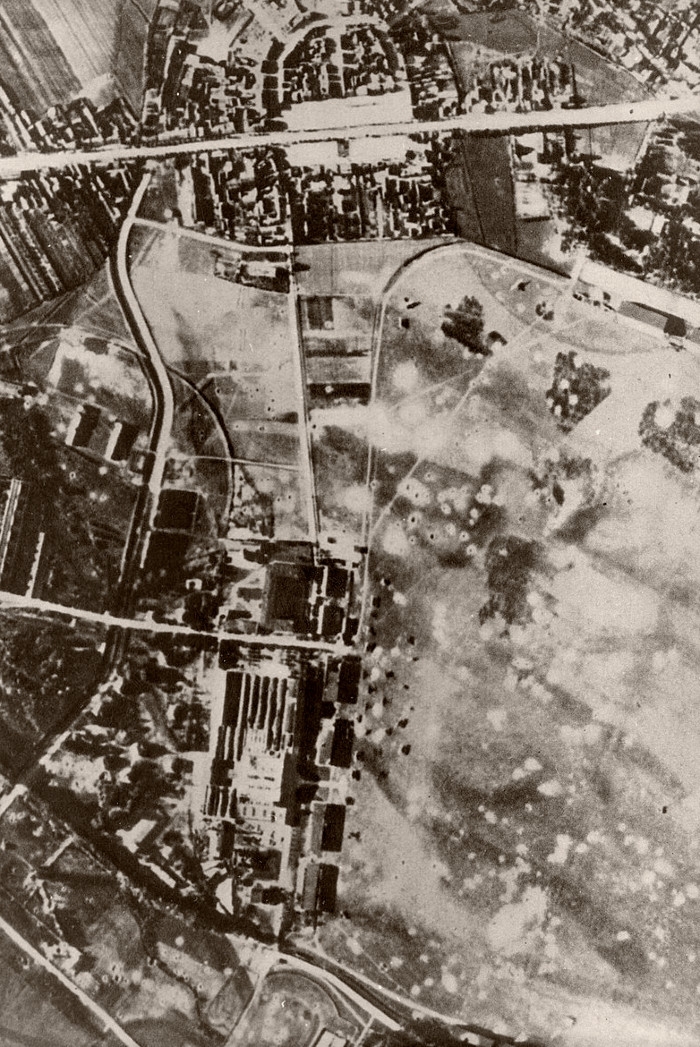 Rozbombardované letiště v Dęblinu 1. září 1939.