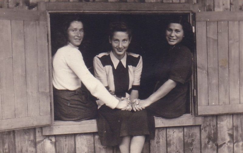 Osvobozené židovské dívky ve sběrném táboře. Jaro 1945, pravděpodobně na dnešním polském území po osvobození Rudou armádou. Zdroj: Paměť národa / archiv pamětnice Alžběty Zdražilové