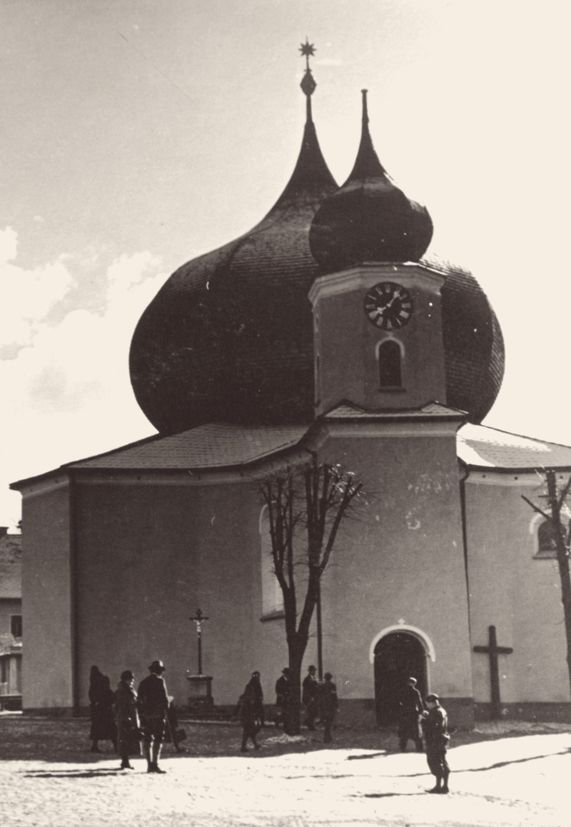 Kostel Panny Marie Pomocné z hvězdy s nezaměnitelnou cibulovou bání leží přímo na česko-bavorské hranici. Foto: Paměť národa