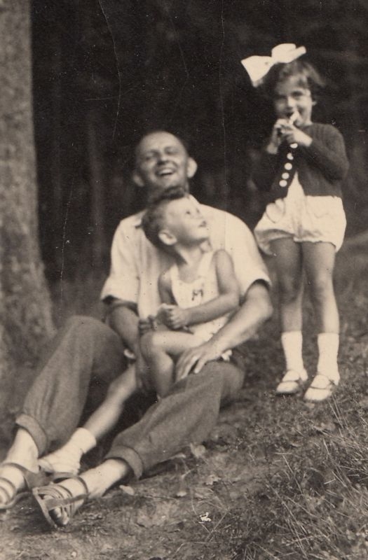Pavel Jelínek s otcem Josefem Jelínkem a sestřenicí Hanou Taussigovou, Liberecko, rok 1938. Zdroj: Paměť národa / archiv pamětníka