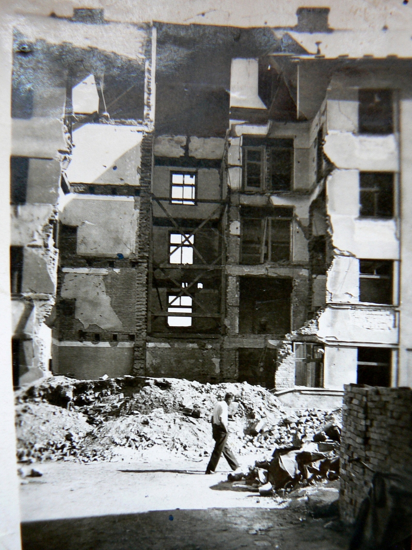 Bombardování Pardubic (1. nálet, 22.7. 1944). zdroj: soukromý archiv přítelkyně Anny Štichauerové Věry