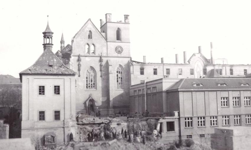 Areál Emauzského kláštera po bombardování. Foto: JUDr. Jaroslav Lašťovka/Wikipedie