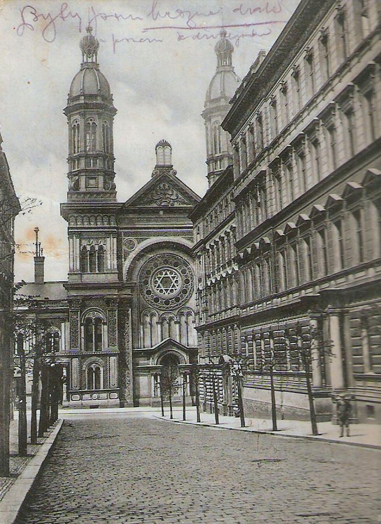 Pavel bydlel nedaleko Vinohradské synagogy v Sázavské ulici, která byla zasažena při bombardování Prahy 14. února 1945. Foto: Wikipedie, CC BY-SA 3.0