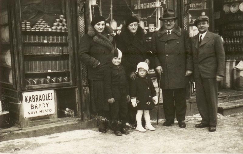 Rodinný obchod v Novém Městě na Moravě. Zdroj: archiv pamětníka