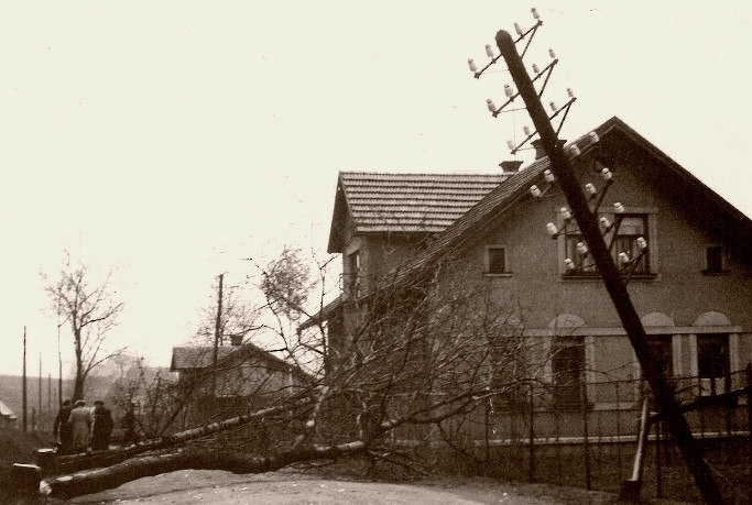 Zátarasy, které bránily Němcům ve vjezdu do obce Foto: obec Chuchelna