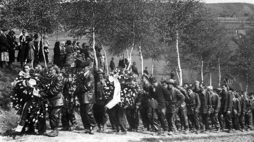 Pohřeb bratranců Kouckých zastřelených při bojích s Němci. Foto: Chuchelna