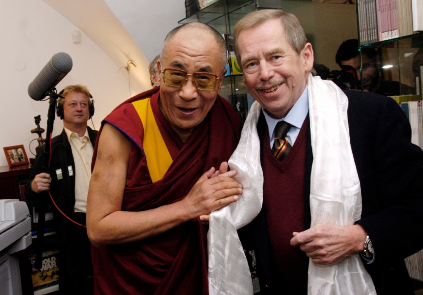 Přátelé Václav Havel a dalajlama v roce 2006 na konferenci Forum 2000. Foto: ČTK/René Volfík