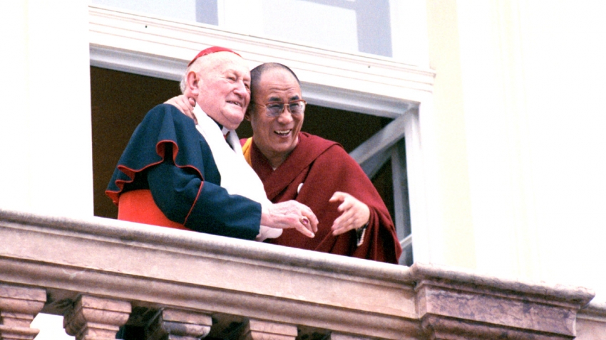 Dalajlama s kardinálem Tomáškem zdraví z balkónu Arcibiskupského paláce 2. února 1990. Foto: ČTK