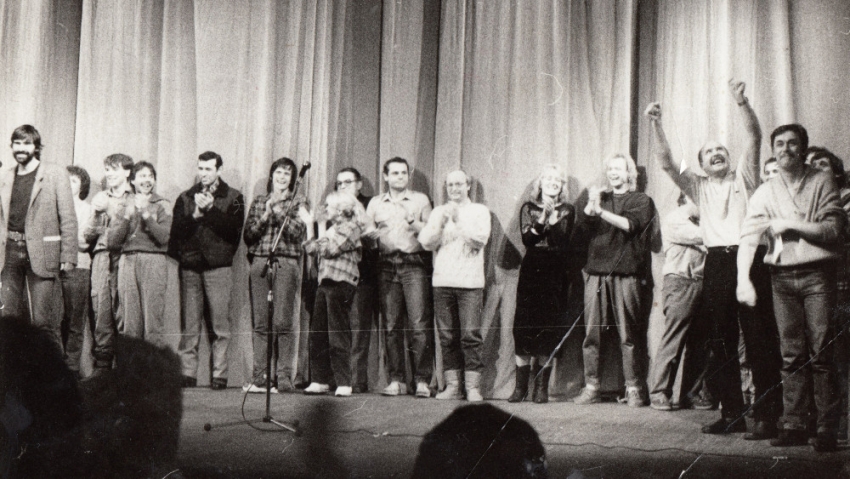 Herci Divadla F.X. Šaldy při besedě s diváky v pátek 24. listopadu 1989, kdy byla oznámena demise ÚV KSČ. Foto: Paměť národa