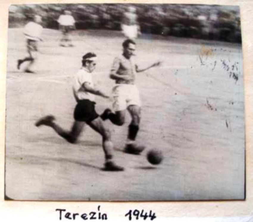 Fotbal v Terezíně v roce 1944. Zdroj: Petr Eisenberg