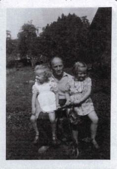 František Schnurmacher s dcerami. Zdroj: Paměť národa