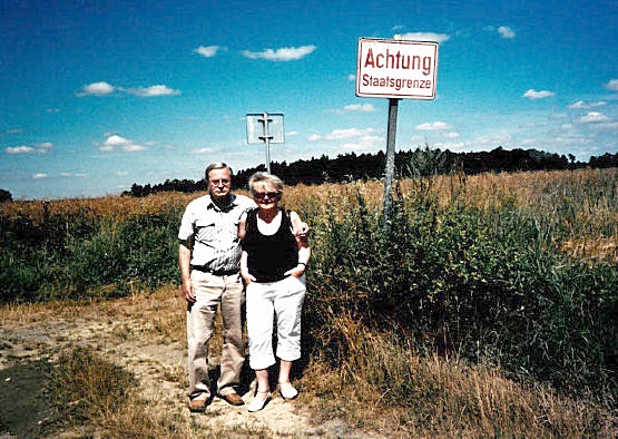S manželkou na místě, kde v roce 1953 ilegálně přešel hranici z Československa do Rakouska. Zdroj: Archiv pamětníka