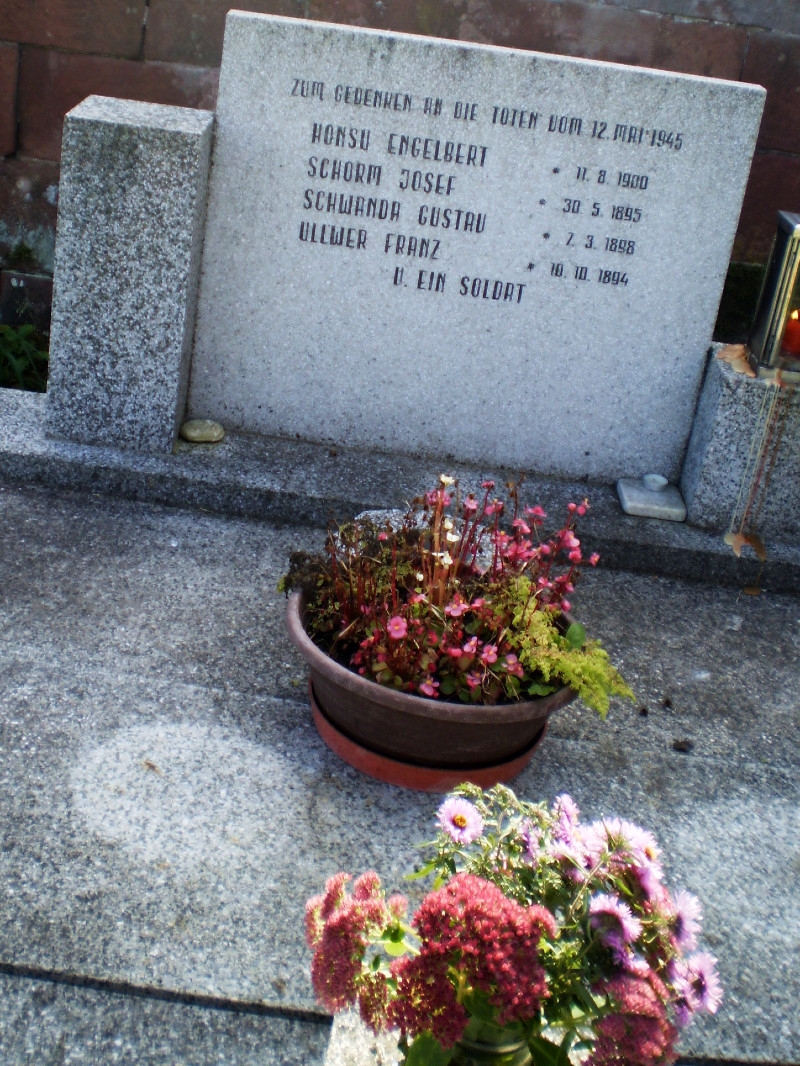 Hrob tatínka Inge a dalších čtyř Němců zastřelených 12. 5. 1945 v Zálesní Lhotě. Foto: Paměť národa