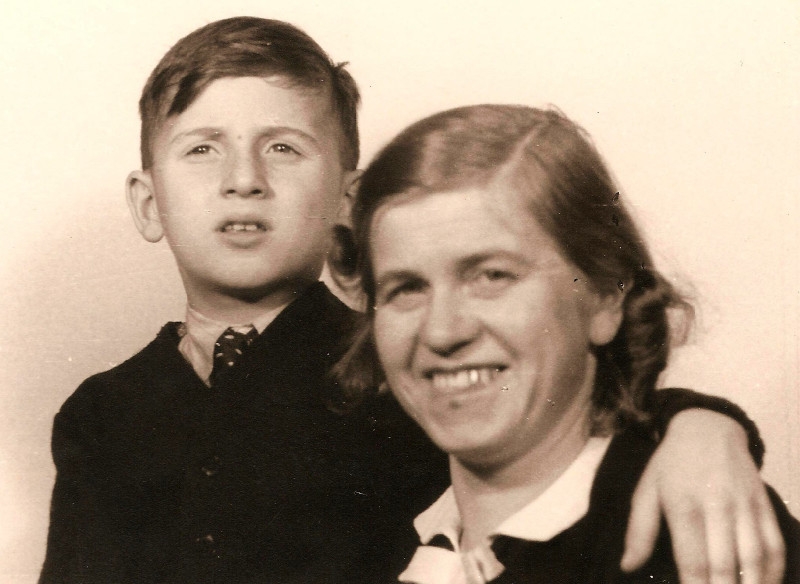 Jan Spira s maminkou, která jako Němka čelila nátlaku, aby se rozvedla se svým židovským manželem. Zdroj: Paměť národa