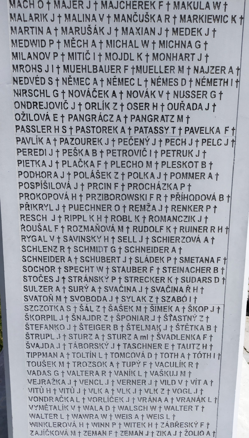 Jména usmrcených při přechodu hranice na pomníku Brána ke svobodě na slovensko-rakouské hranice u soutoku Dunaje a Dyje. Foto: Post Bellum