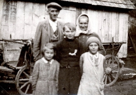 Rodina Juříčkova před stodolou. Zdroj: obec Leskovec
