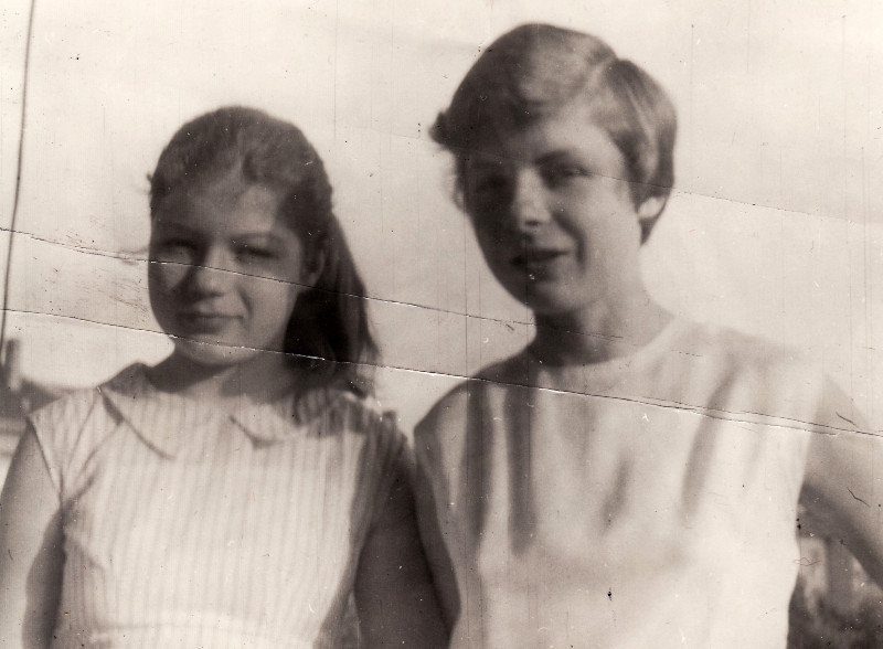Dcery Anny Tesařové-Koutné v roce 1971, vlevo Broňa, vpravo Marcela. Foto, které měla paní Tesařová ve vězení.