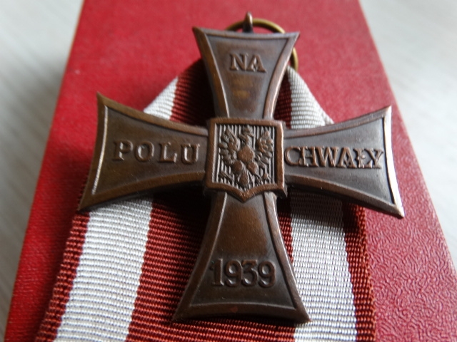 Polské vyznamení za statečnost Krzyż Walecznych pomohl českému čtyřlístku vrátit se do oblak.