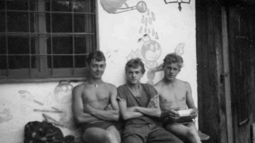 Jaroslav Kukol (uprostřed) s kamarády na výletě v Žimrovicích v roce 1964. Zdeněk Pika vlevo. Foto: Paměť národa
