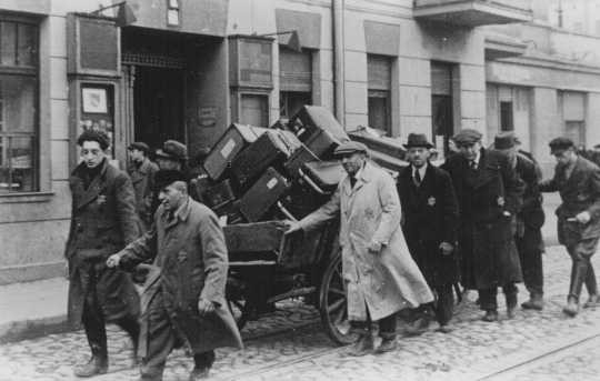 Židé, kteří přijeli do lodžského ghetta z Prahy 20. listopadu 1941. Foto: Washingtonské muzeum holocaustu (USHMM)