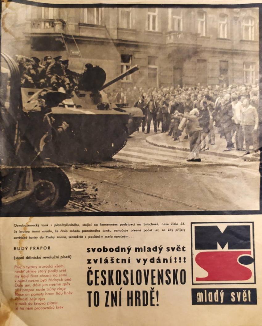 Fotografie v Mladém světě ze srpna 1968 ukazuje odmítavou reakci lidí na příjezd sovětských vojáků. Zdroj: Paměť národa