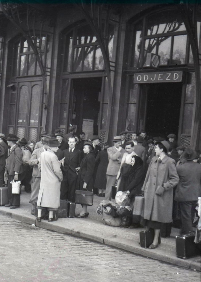 Muži povolaní při mobilizaci na Wilsonově nádraží v Praze. Foto: Národní archív