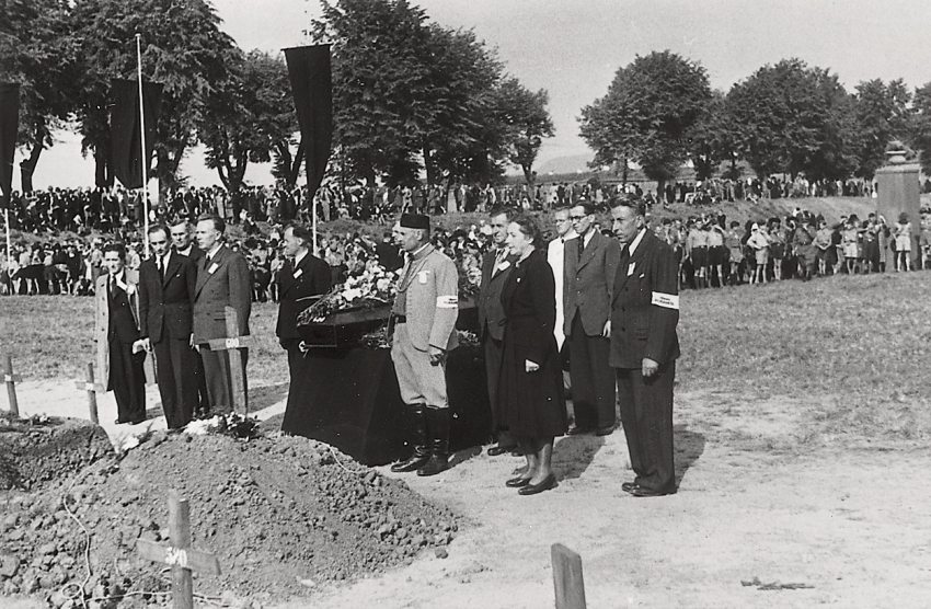 Pohřeb 601 exhumovaných obětí se konal 16. září 1945 se pak za účasti bývalých vězňů, pozůstalých, politiků a veřejnosti. Foto: Karel Šanda