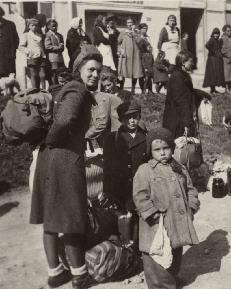 Maminka Františka společně s kluky při evakuaci ze Slovenska v říjnu 1944. Zdroj: Paměť národa