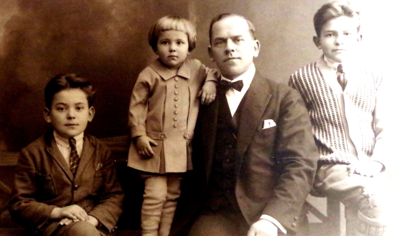 Růžena Kulísková s otcem Janem a sourozenci, foceno krátce po matčině smrti. Zdroj: archiv pamětnice