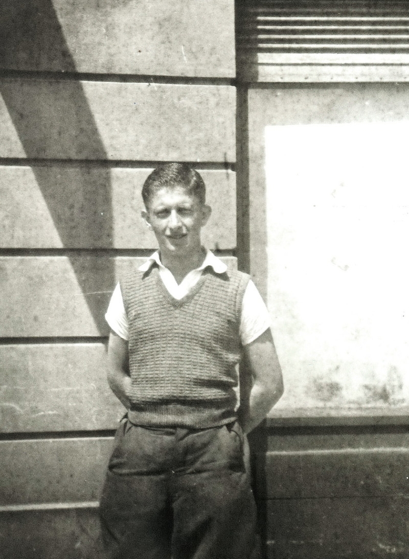 Avraham před obchodem v Dělnické ulici po válce. Foto: Paměť národa