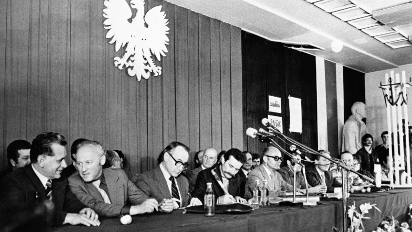 Podpis tzv. srpnového porozumění pod dohledem V. I. Lenina (vpravo), podle kterého byly Gdaňské loděnice pojmenovány v roce 1967. Obří pero s obrázkem papeže, kterým porozumění podepsal Lech Walesa, vstoupilo do dějin. Foto: ČTK