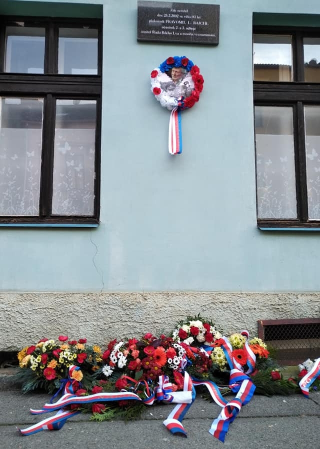 Naši kolegové v Plzni dnes položili květiny k pamětní desce na domě, kde zemřel Pravomil Raichl. Zdroj: Paměť národa