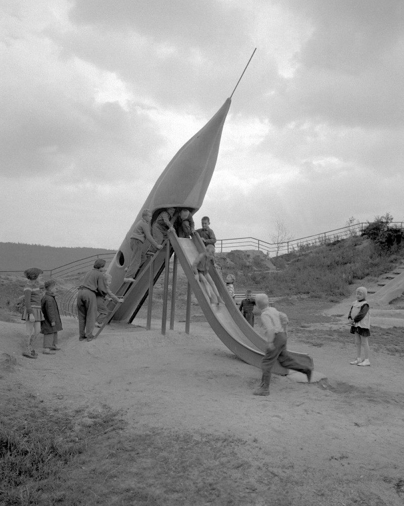 Dětské hřiště raketa v Karlových Varech, rok 1961. Foto: ČTK
