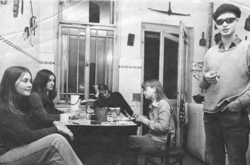 Děti Němcovy v kuchyni v Jéčku při zatčení rodičů v červnu 1979.