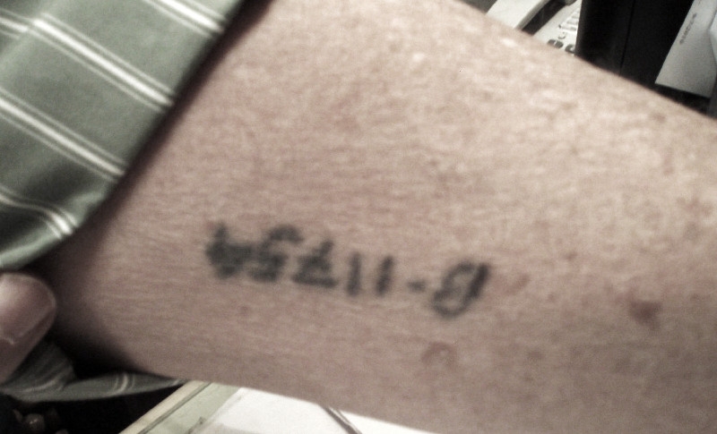 Vytetované číslo na předloktí Freddyho Sobotky. Práceschopné vězně tetovali jen v koncentračním táboře Auschwitz.