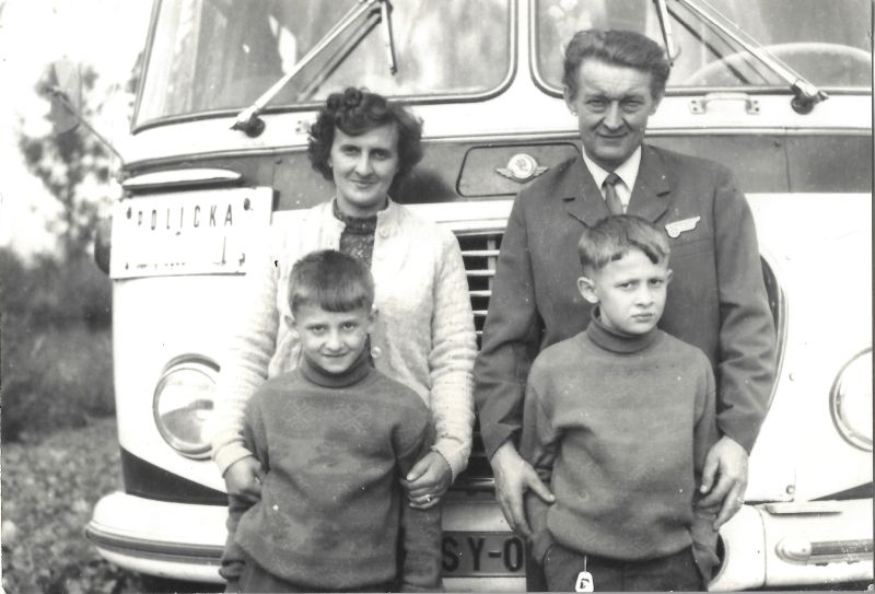 Albín Blažek s manželkou Marií a syny Petrem a Milanem na výletě na Velehradě. Zdroj: Paměť národa / archiv pamětníka
