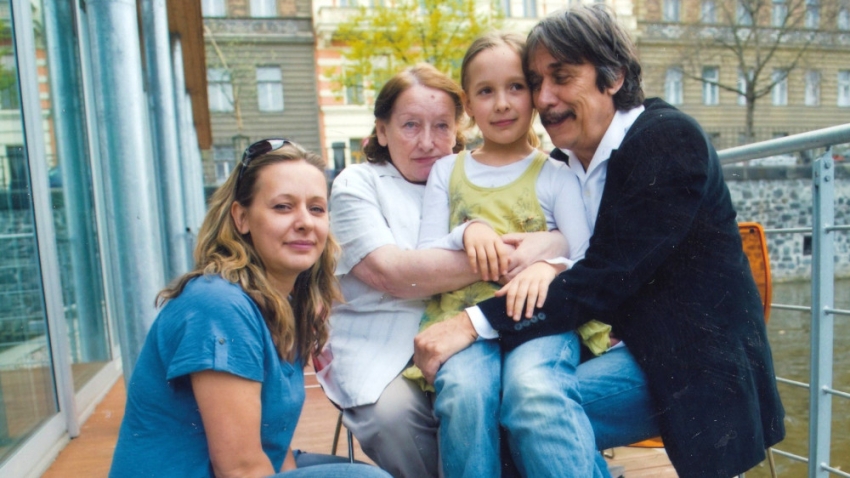 S manželkou, dcerou a vnučkou v roce 2009. Foto: Paměť národa