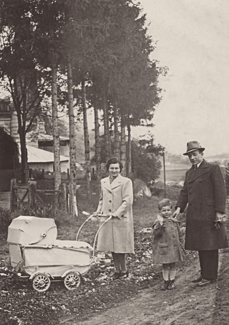 S otcem, matkou a bratrem v kočárku v roce 1941. Zdroj: Paměť národa