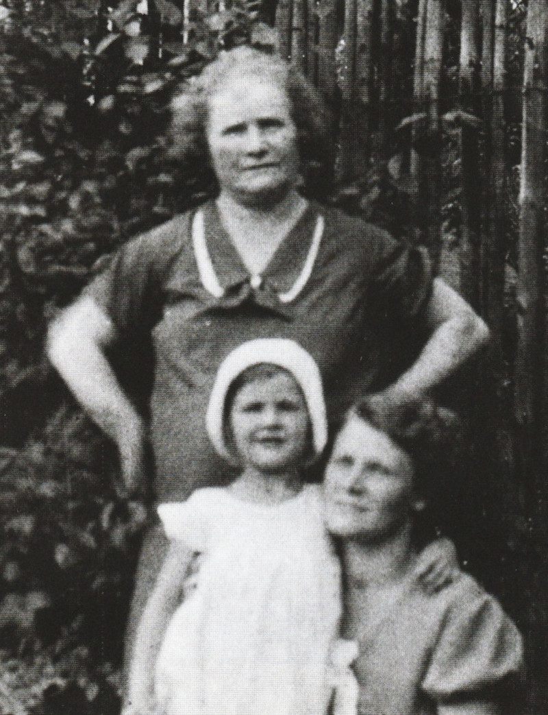 S babičkou Kuličkou a maminkou před válkou. Foto: Paměť národa