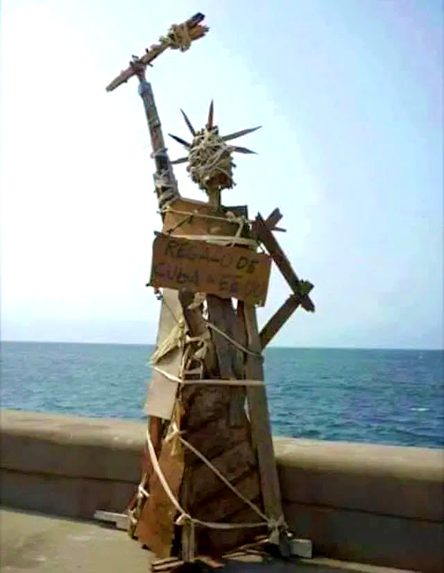 Dvoumetrovou Sochu svobody Luis Manuel vytvořil v roce 2012 jako dárek Kuby ke Dni nezávislosti USA a postavil ji na slavnou havanskou promenádu Malecón. Foto: Facebook Luise Otery